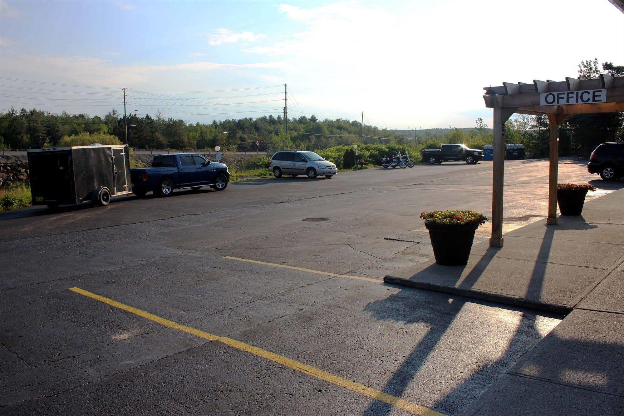 Moonlight Inn And Suites Sudbury Zewnętrze zdjęcie