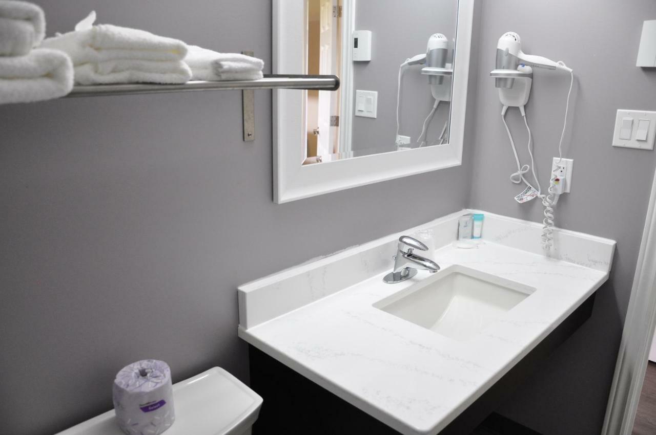 Moonlight Inn And Suites Sudbury Zewnętrze zdjęcie